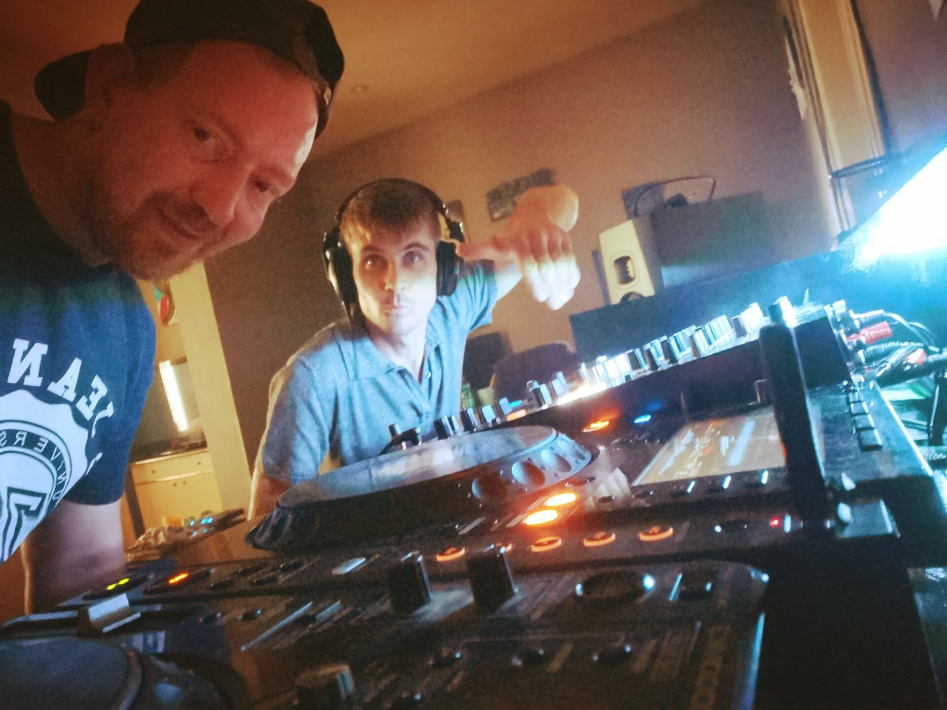 Double Dutch Jona U-niq – Live Afterclub Tunes en House Tunes