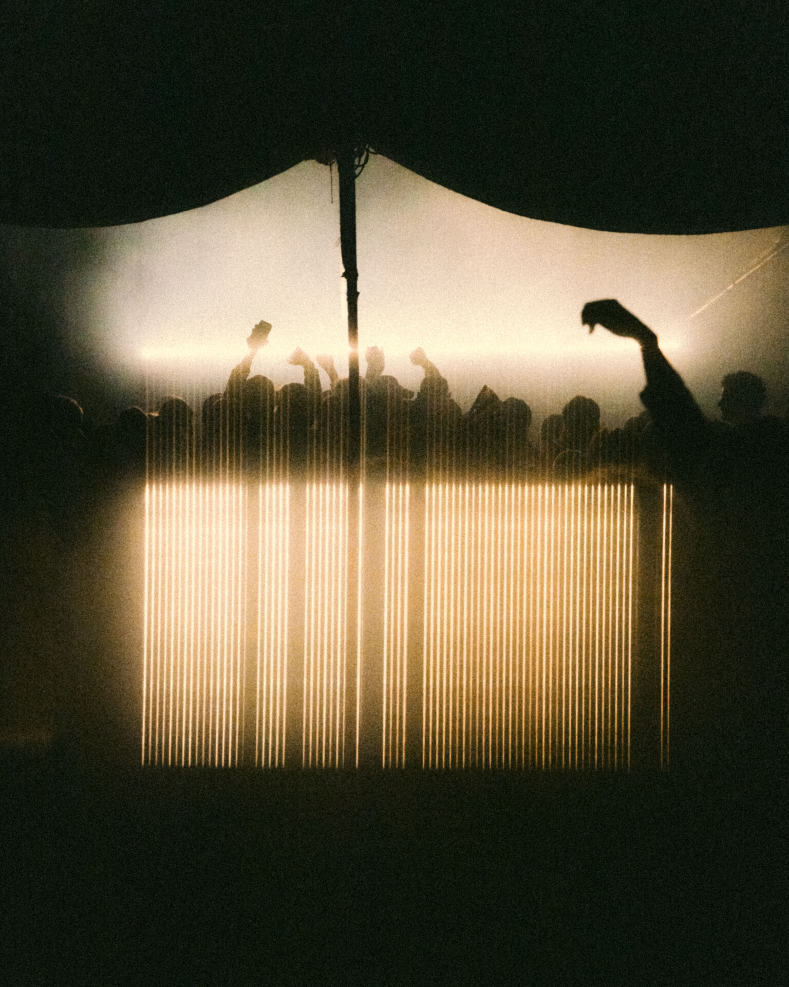 Sous le plafond du son : quand la techno s’écoute en architecture